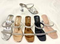 รองเท้าแฟชั่นผู้หญิง ส้นแก้วใสคริสตัล สูง 2.5 นิ้ว ผ้าห่อใช้แก้วกระจกมีความเงา ช่วยขับผิวให้สว่างขึ้น หน้าเป็นเส้นเพชร 2 ตอนเม็ดเล็กๆ เรียงสลับเป็นรังผึ้ง